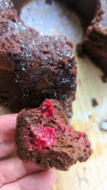 Saftiger Schokoladenkuchen mit Himbeeren