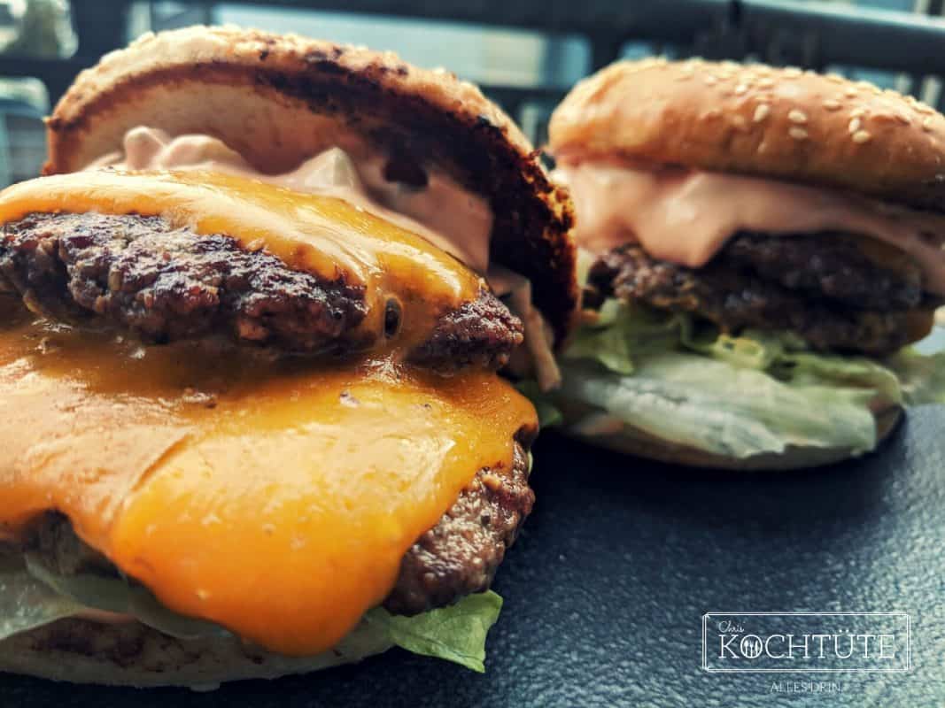 Double Cheese Burger Mit Bio Rinderhack Karamellisierten Zwiebeln Und Ofen Rosmarin Kartoffeln Chris Kochtute Alles Drin