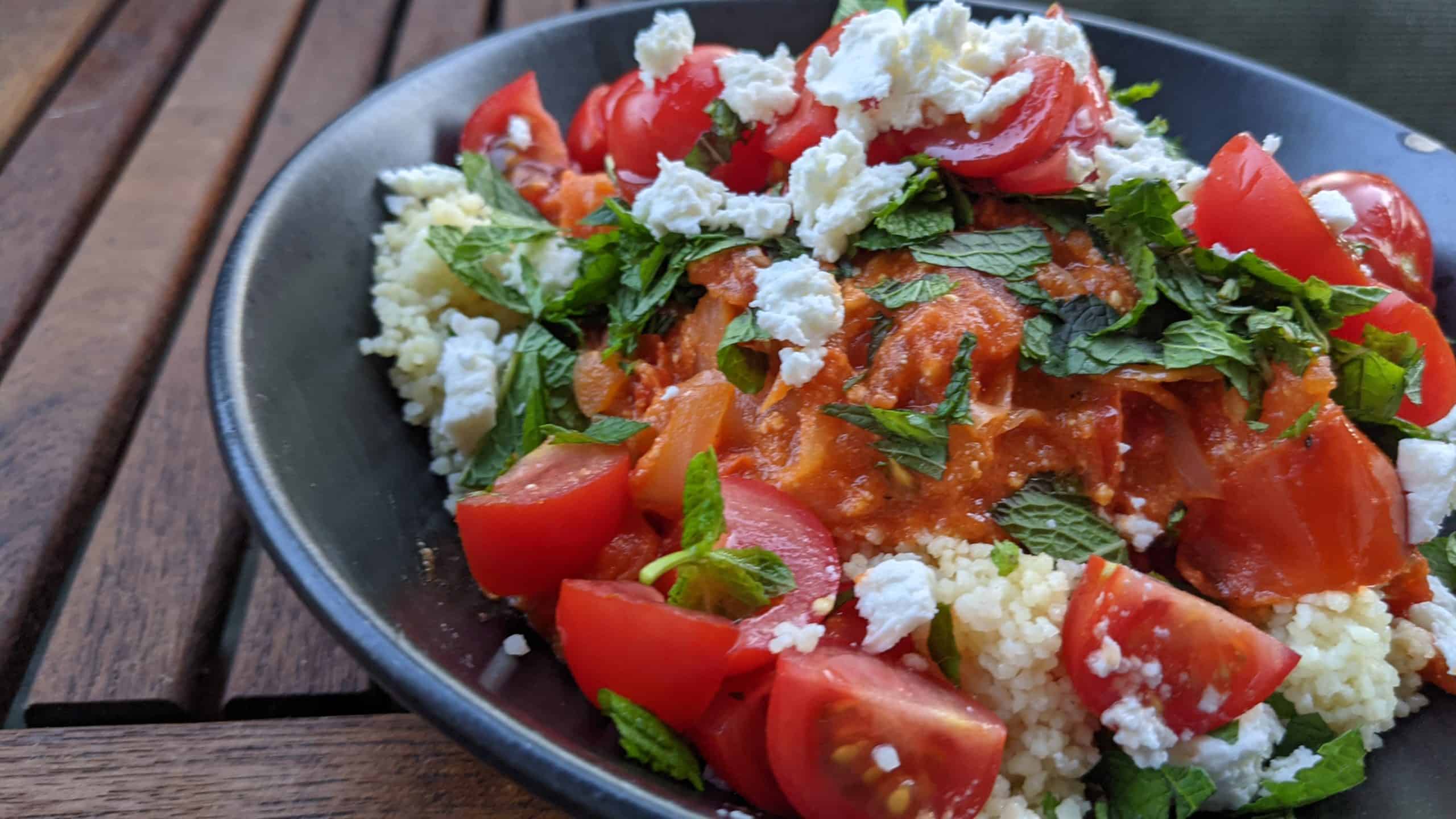 Tomaten-Couscous-Pfanne mit Fetakäse und frischer Minze | Chris ...