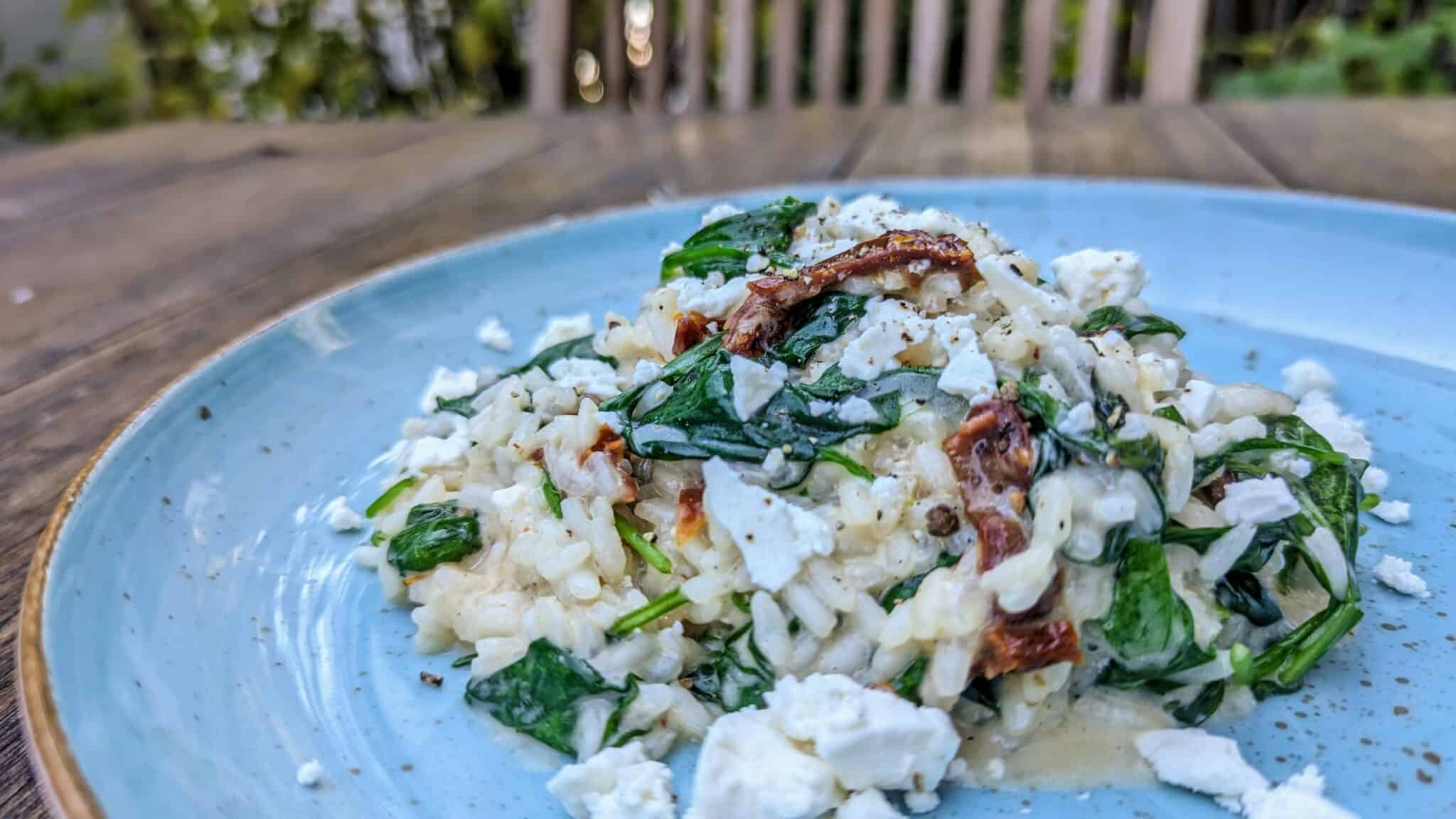 Mediterrane Reispfanne mit sonnengetrockneten Tomaten, Fetakäse und ...