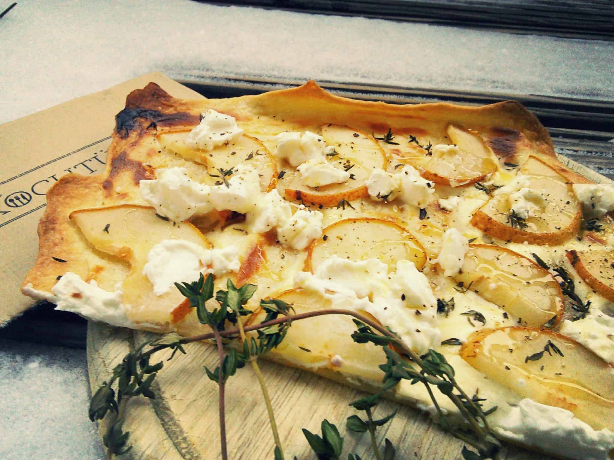 Birnen-Flammkuchen mit Ziegenfrischkäse, Thymian und Honig | Chris ... Birnen-Flammkuchen mit Ziegenfrischkäse, Thymian und Honig | Chris ...