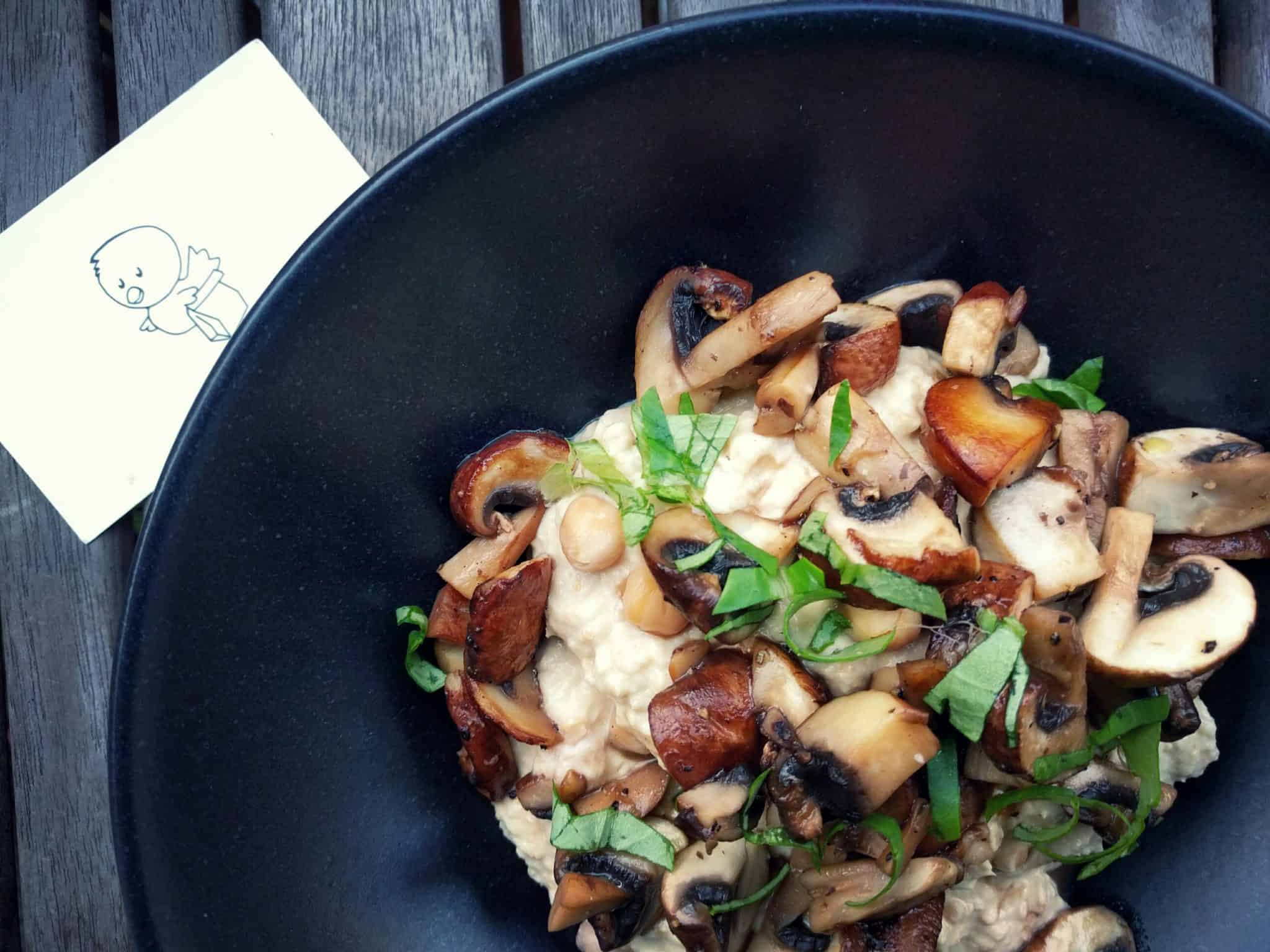 Hummus mit angebratenen Champignons und frischem Fladenbrot | Chris ...