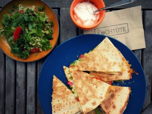 Weltbeste Quesadilla mit Guacamole und Sour Cream