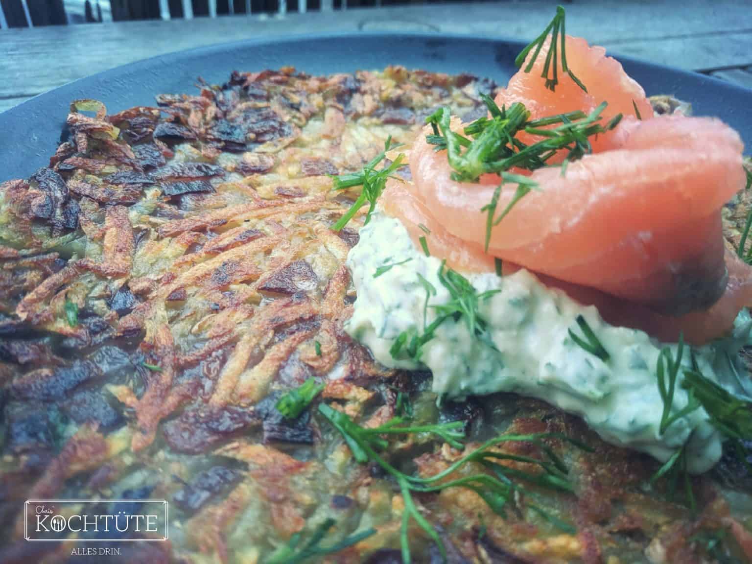 Räucherlachs auf Kartoffelrösti mit Meerrettich-Dill-Sour Cream | Chris ...