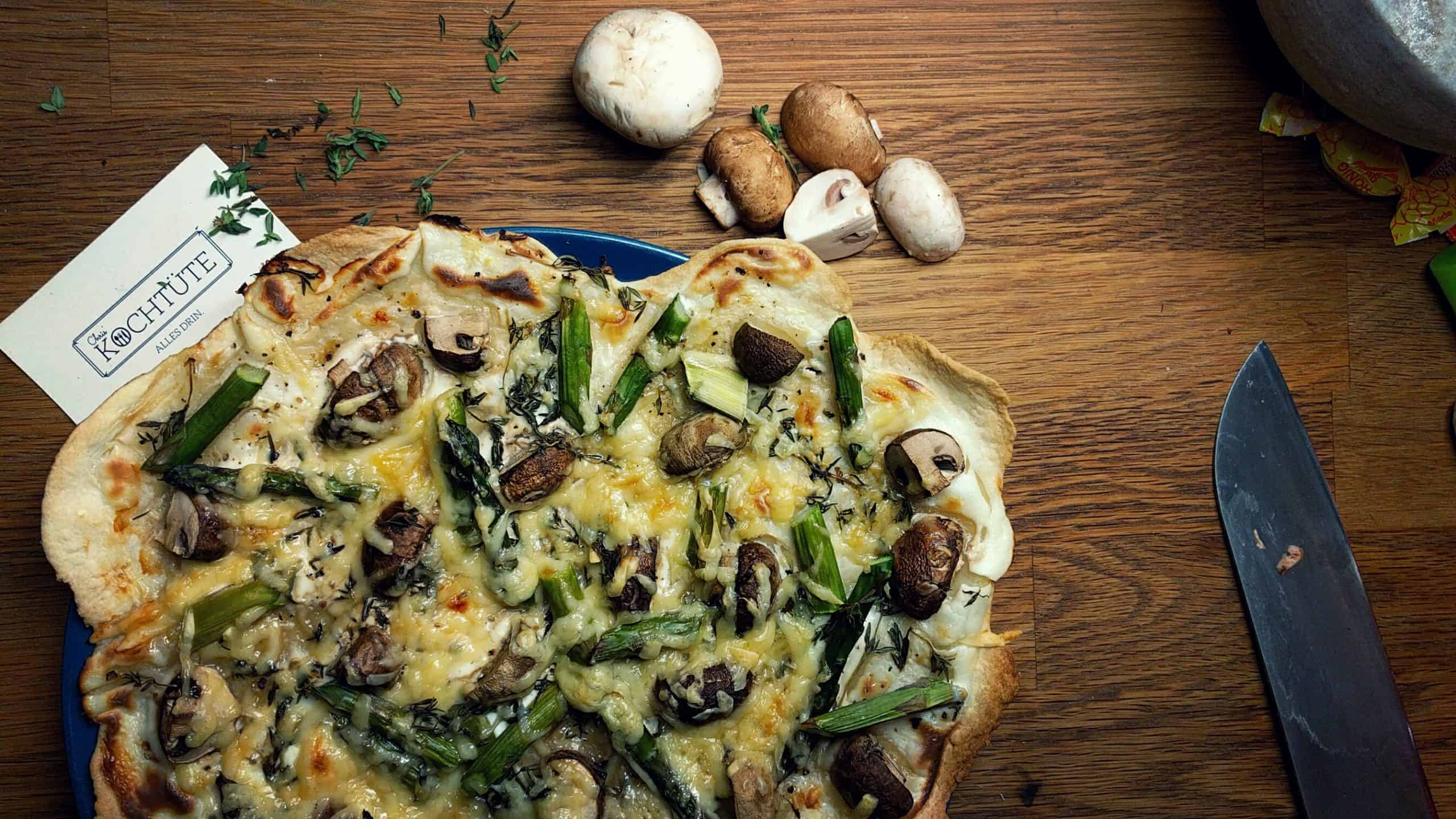 Flammkuchen mit Spargel, Champignons und Bergkäse | Chris&amp;#39; Kochtüte ...