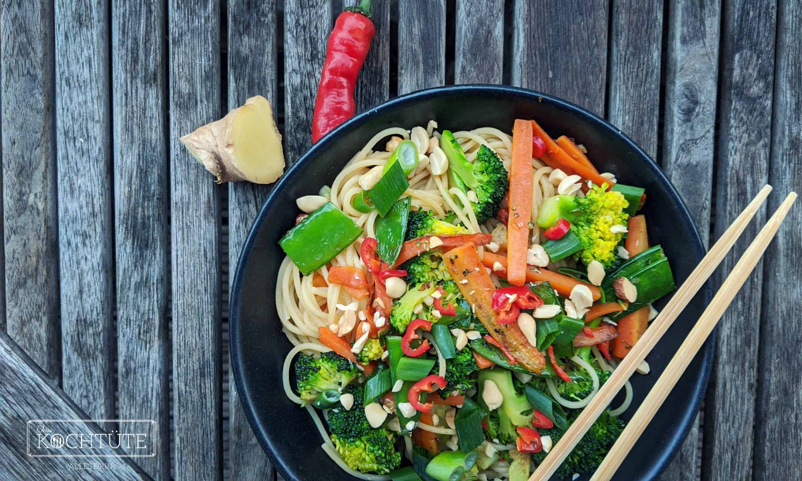 Chinese Gemüse-Stir-Fry mit Mie-Nudeln, Zuckerschoten und Brokkoli ...