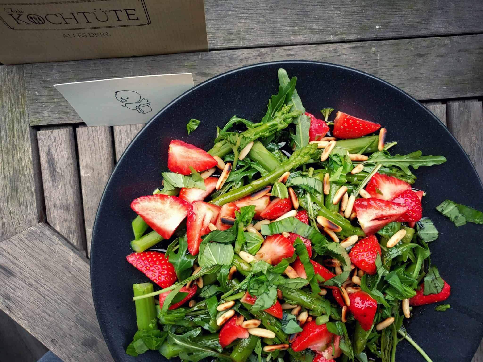 Erdbeer-Spargel-Salat mit angerösteten Pinienkernen | Chris&amp;#39; Kochtüte ...