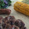 Grilltüte mit Steak vom Duroc-Schwein, Salsiccia und Maiskolben