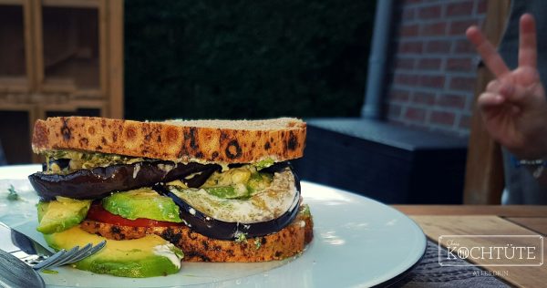 Avocado-Burger mit Tomaten, Aubergine und Joghurt ...