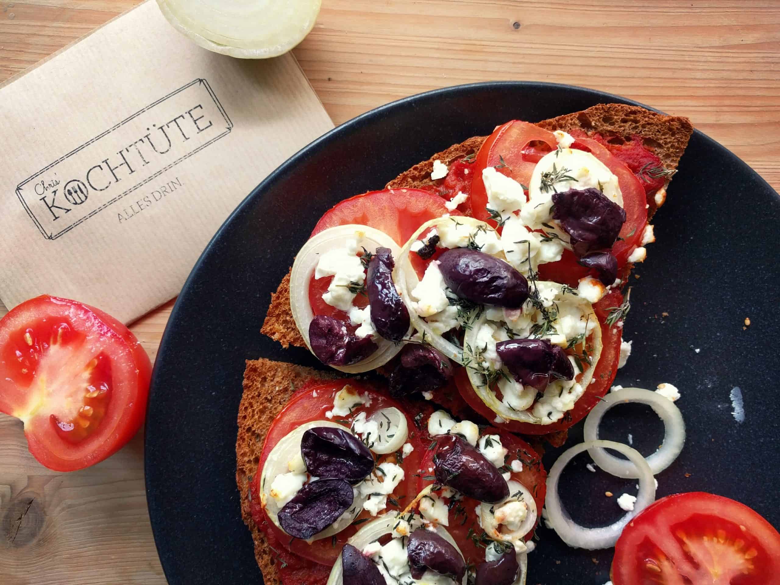 Griechische Fladenbrot-Pizza mit Tomaten, Ajvar, Oliven und Fetakäse ...