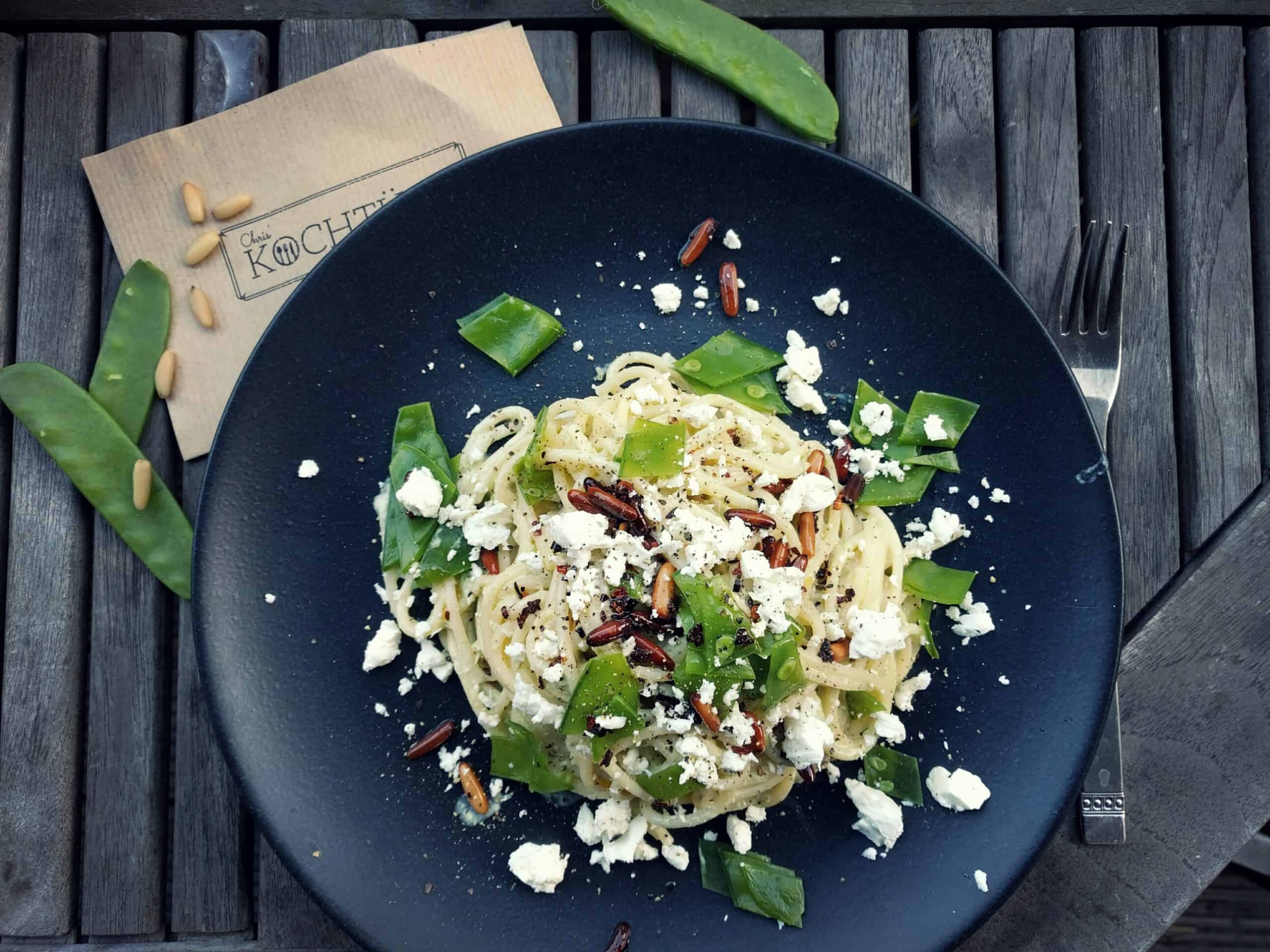 Zuckerschoten-Pasta mit Joghurt-Knobi-Soße und Chili-Pinienkernen ...