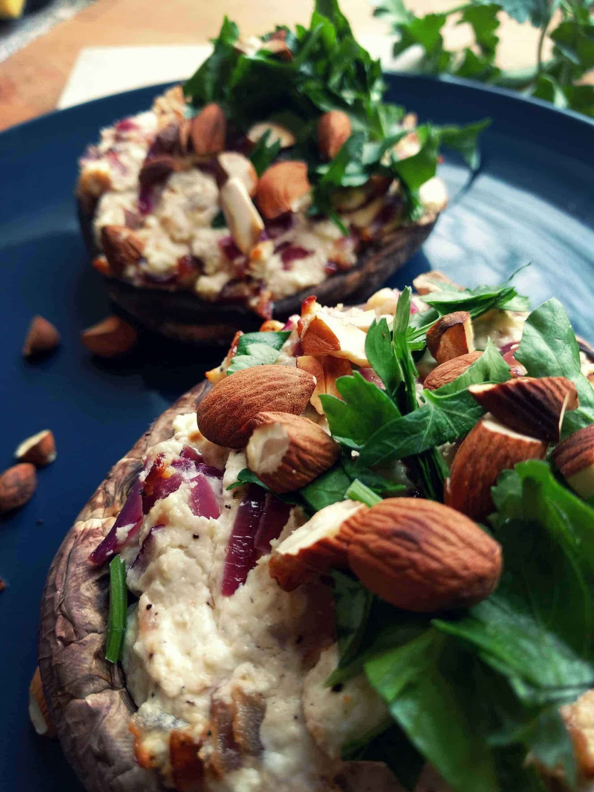 Überbackene Portobello-Pilze mit Fetakäse, gehackten Mandeln und ...