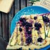 Blaubeer-Zucchini-Flammkuchen mit Büffelmozzarella und frischem Rosmarin