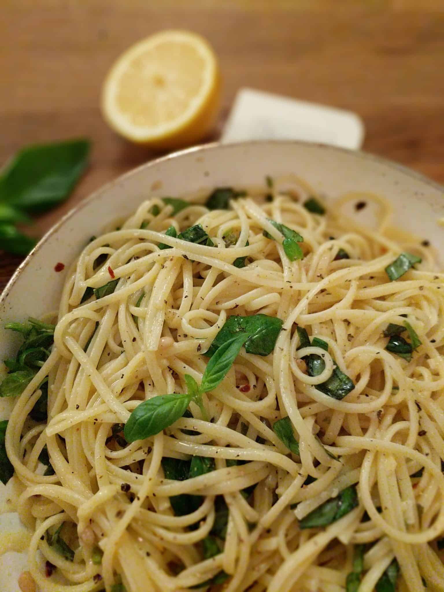 Linguine al Limone mit Knoblauch, frischem Basilikum und Pinienkernen