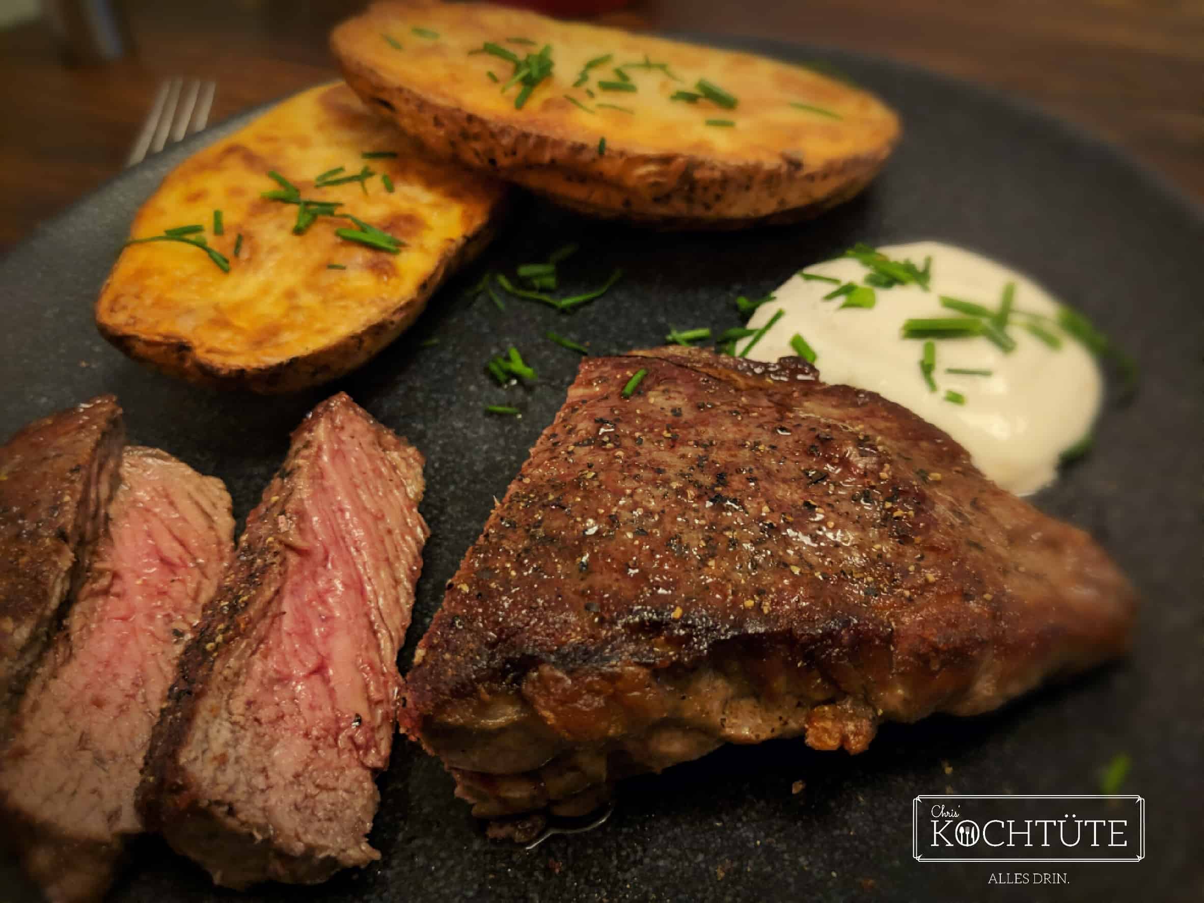 Rumpsteak mit Ofenkartoffeln, Limetten-Sour-Cream und Knoblauch ...