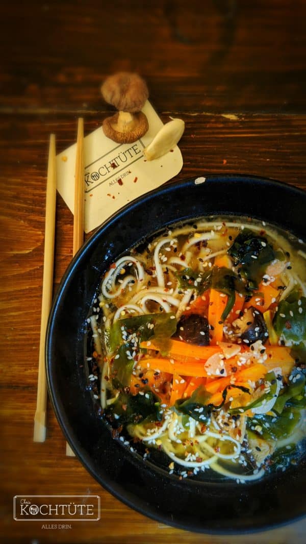 Miso-Ramen-Suppe mit Ei, Mungosprossen &amp; Wakamealgen | Chris&amp;#39; Kochtüte ...