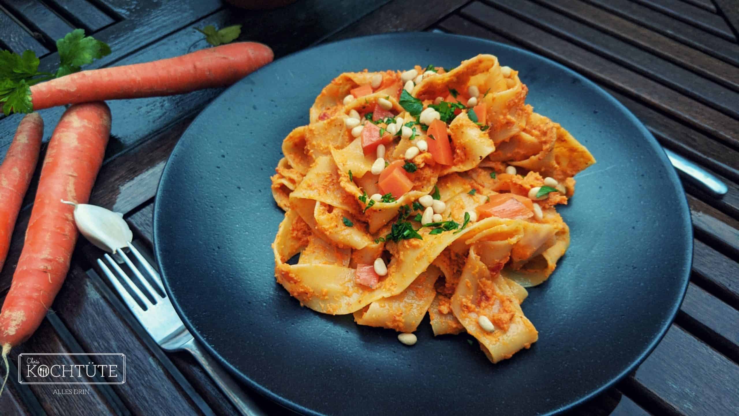 Pappardelle mit Karotten-Kardamon-Pesto und angerösteten Pinienkernen ...