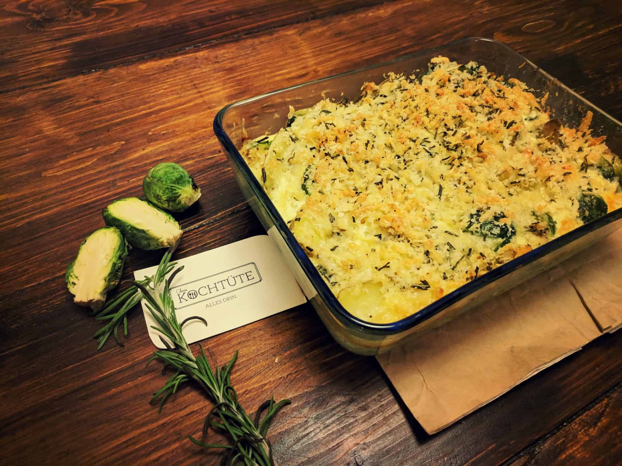 Kartoffel-Rosenkohl-Gratin mit Bergkäse und Pankobrösel überbacken ...