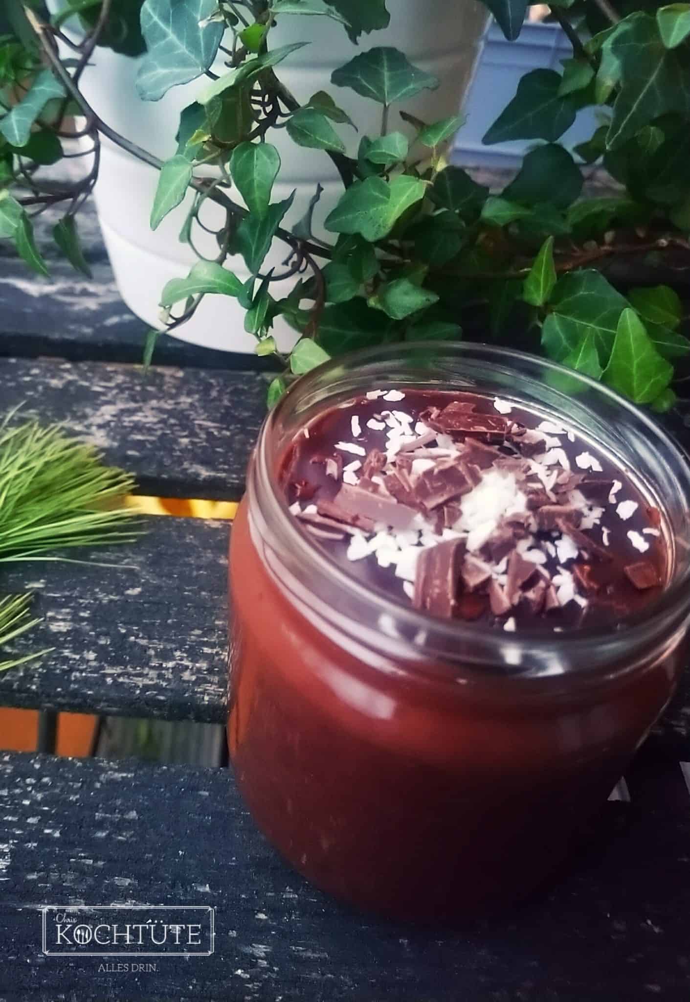 Veganer Schoko-Kokos-Pudding mit Kokosraspeln und Zartbitterschoki ...