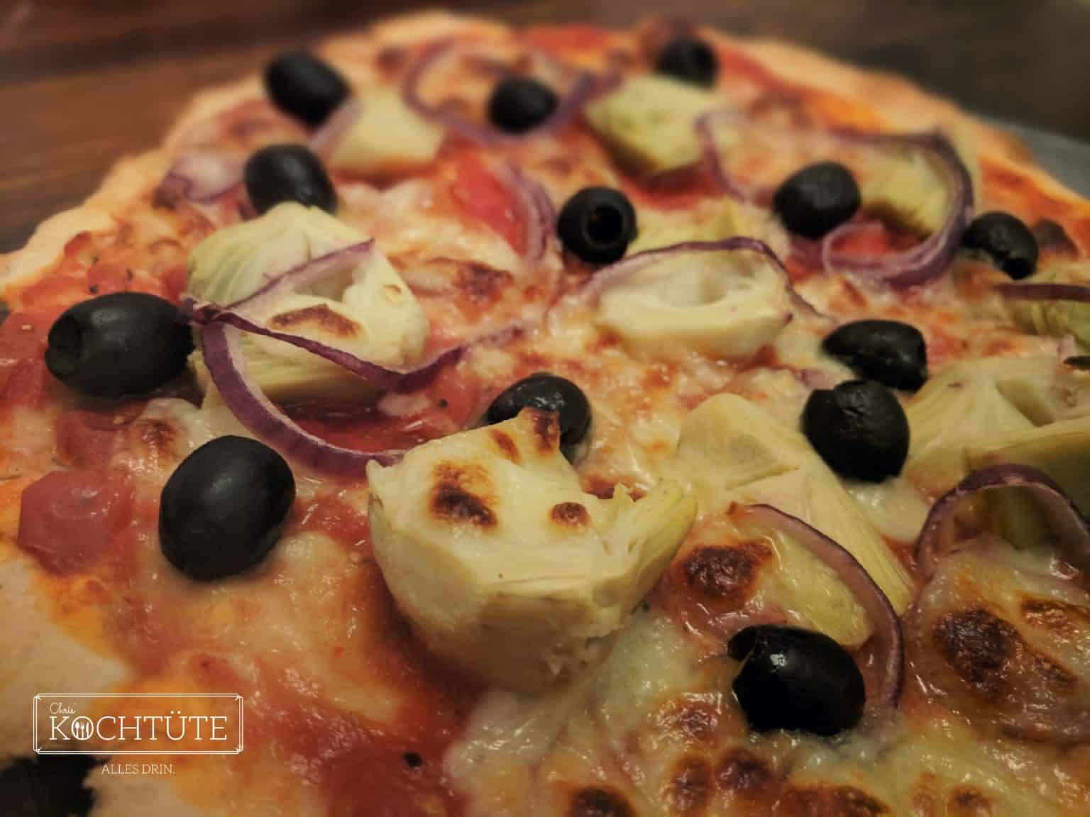 Pizza mit Artischocken, Kalamata-Oliven, Mozzarella und Zitronen ...