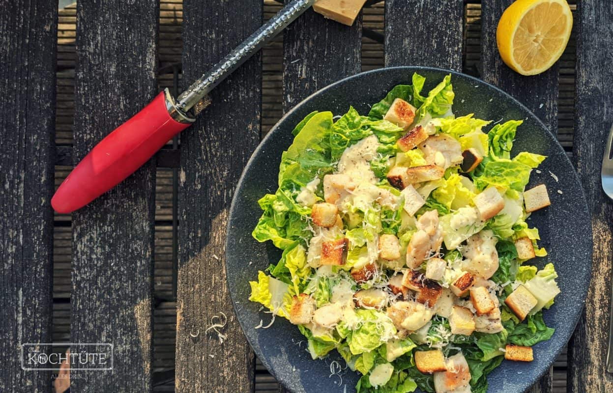 Caesar Salad mit Maishähnchenbrustfilet auf Römersalat und Croutons ...