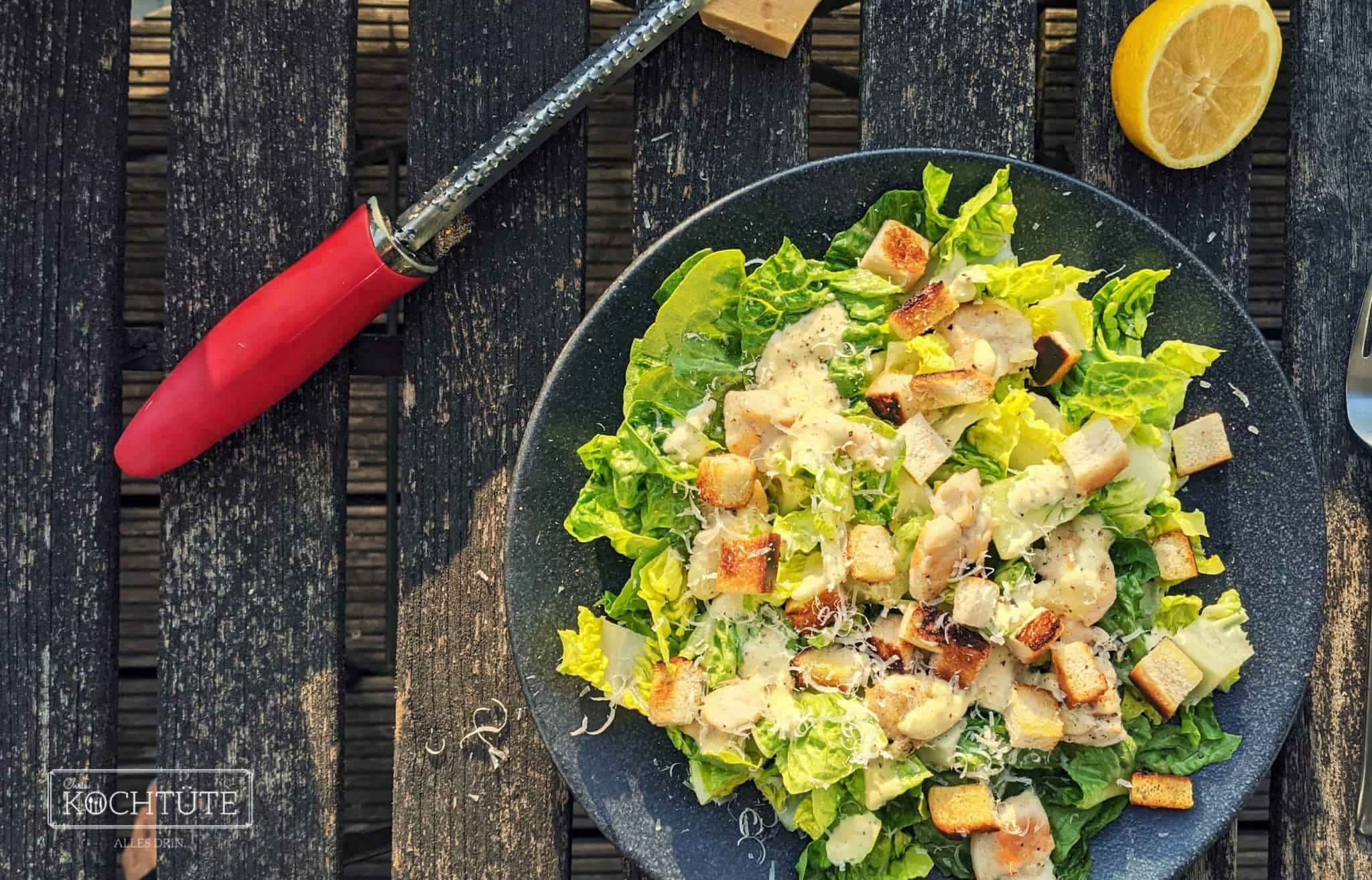 Caesar Salad mit Hühnchenbrustfilet auf Römersalat und Croutons | Chris ...