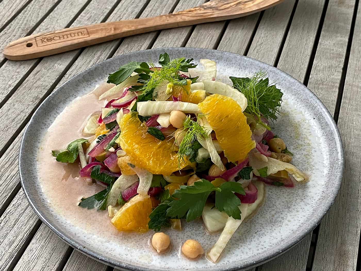 Sommerlicher Orangen-Fenchel-Salat mit Kichererbsen, Oliven und ...