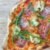 Pizza mit Fenchelsalami, Artischocken und Rucola