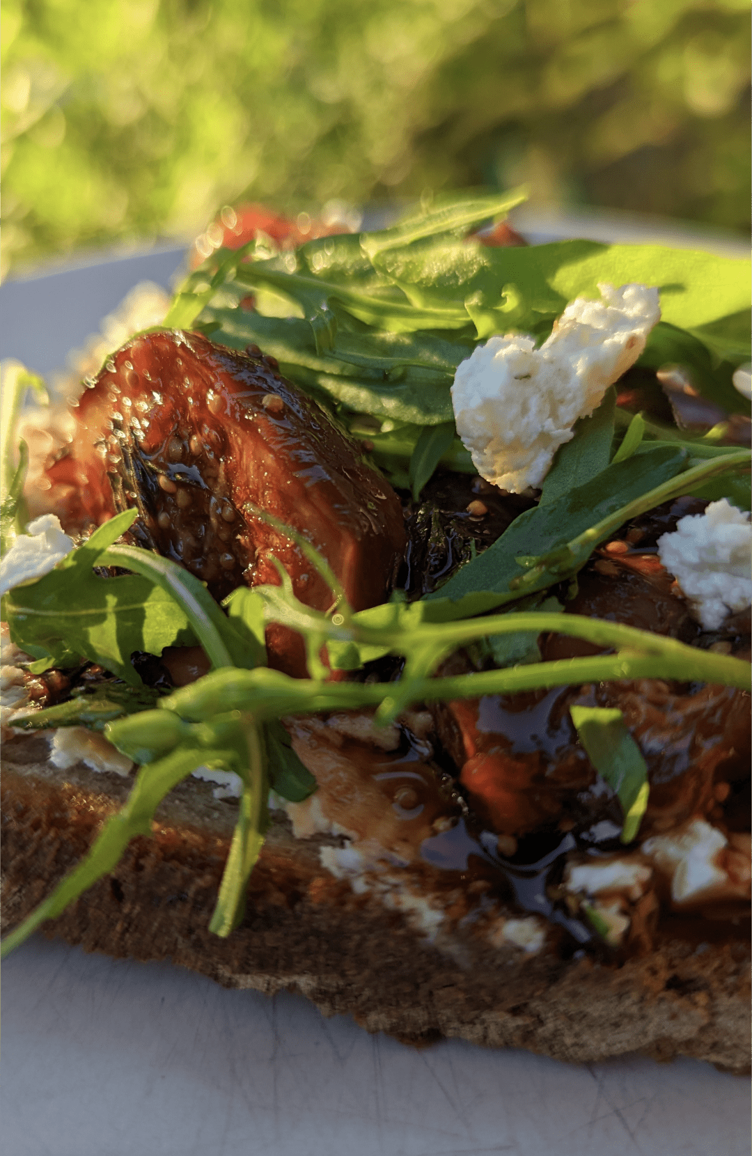 Geschmorte Feigen auf Landbrot mit Rucola, Honig &amp; Ziegenfrischkäse ...