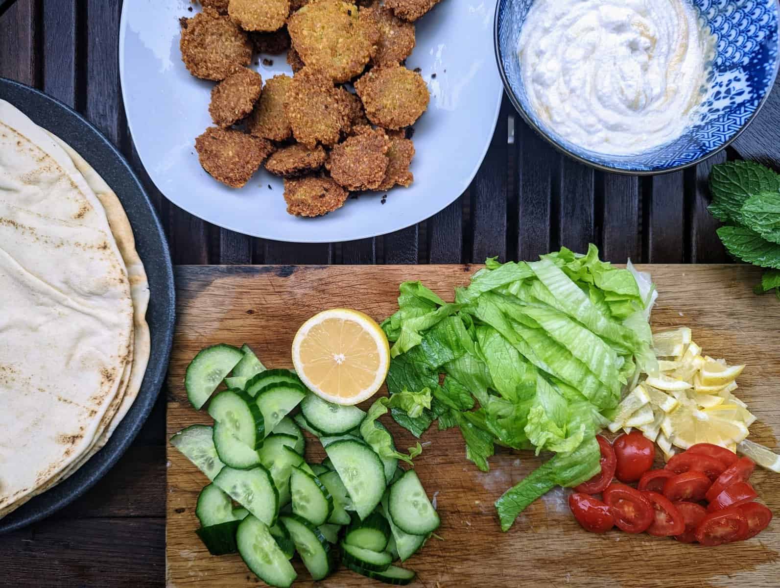 Falafel im Arabischen Fladenbrot mit Joghurt-Tahini-Soße | Chris ...