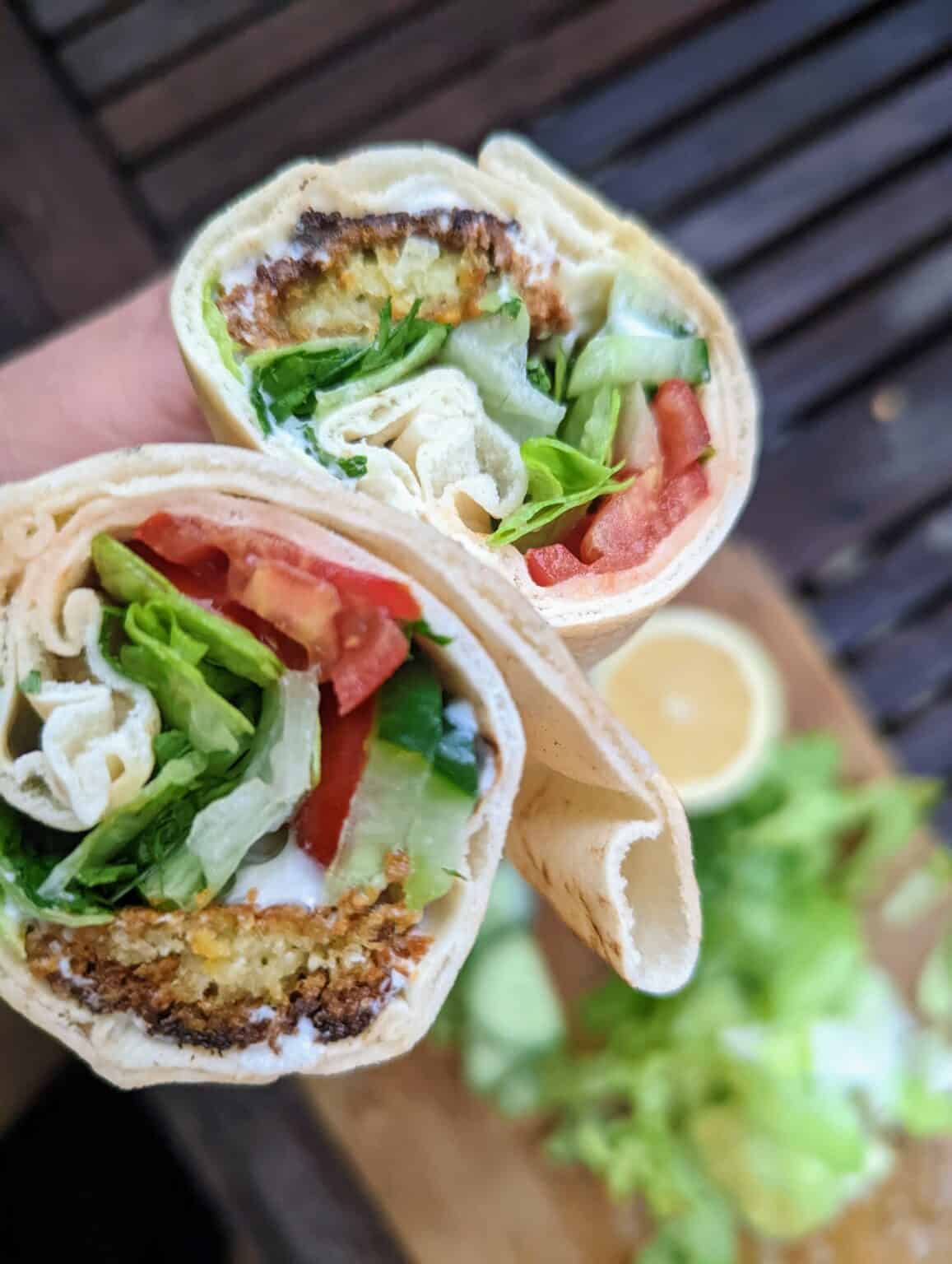 Falafel im Arabischen Fladenbrot mit Joghurt-Tahini-Soße | Chris ...