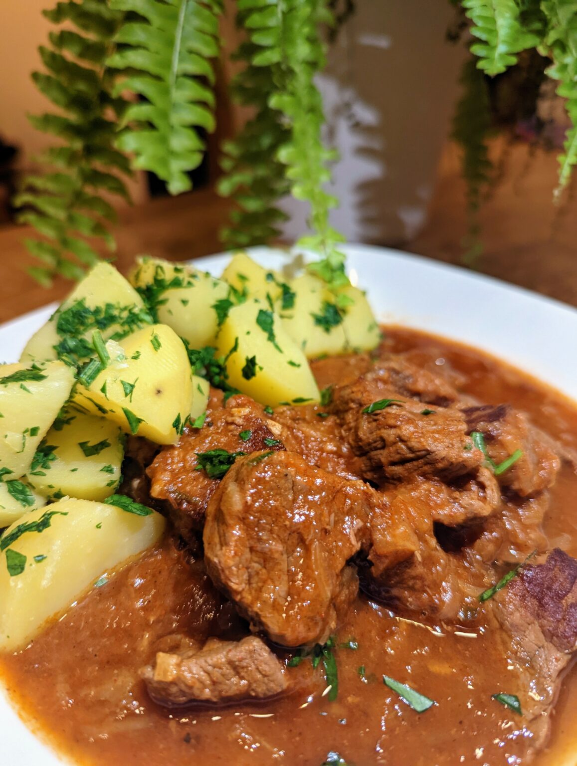 Omas Rindergulasch mit Salzkartoffeln | Chris&amp;#39; Kochtüte - Feierabend ...