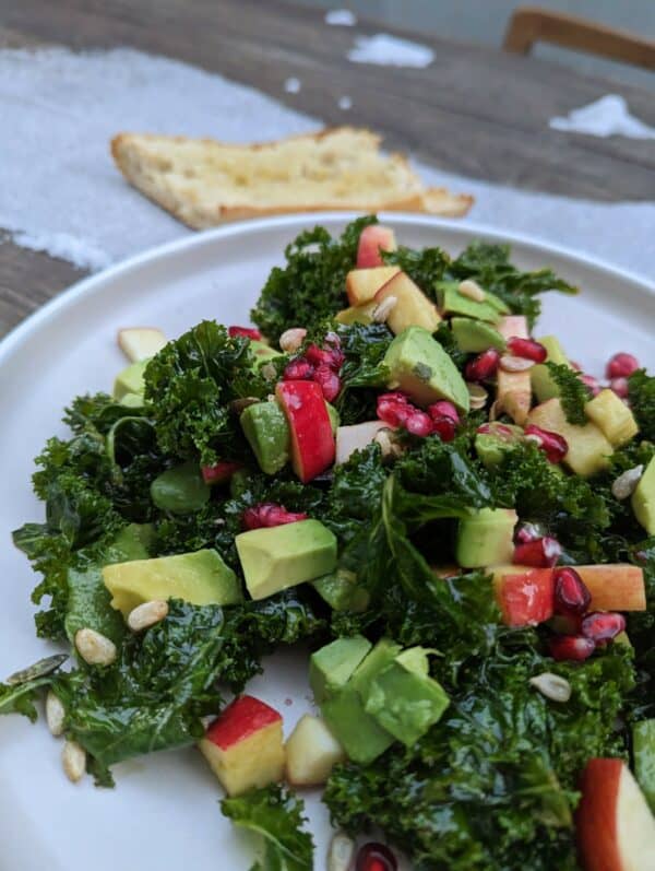Grünkohlsalat &amp;quot;California Style&amp;quot; mit Avocado, Granatapfelkernen und ...