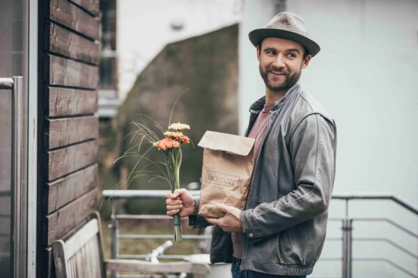 Chris mit Kochtüten