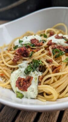 spaghetti mit sonnengetrockneten Tomaten und Burrata