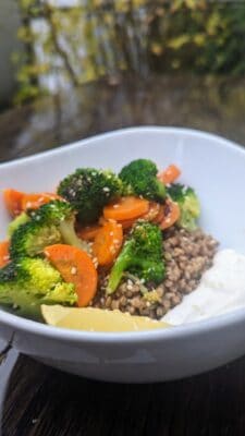 Buchweizen-Bowl mit Ras el Hanout, Gemüse und Knoblauch-Joghurt