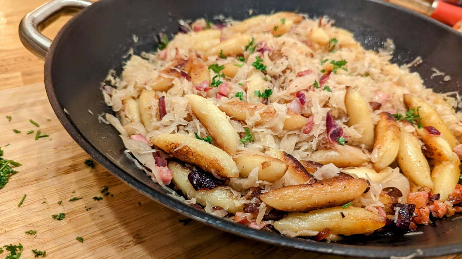 Allgäuer Schupfnudeln (=Gnocchi) mit Sauerkraut und Speck | Chris ...